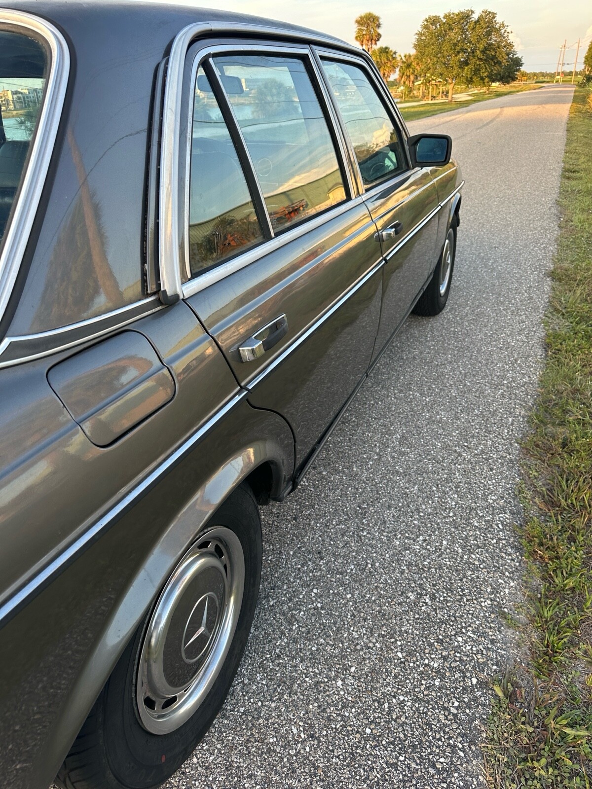 Mercedes-Benz-240D-1983-Sedan-3