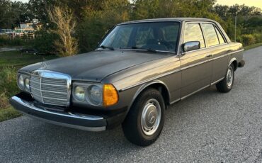 Mercedes-Benz-240D-1983-Sedan