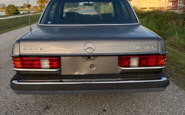 Mercedes-Benz-240D-1983-Sedan-4
