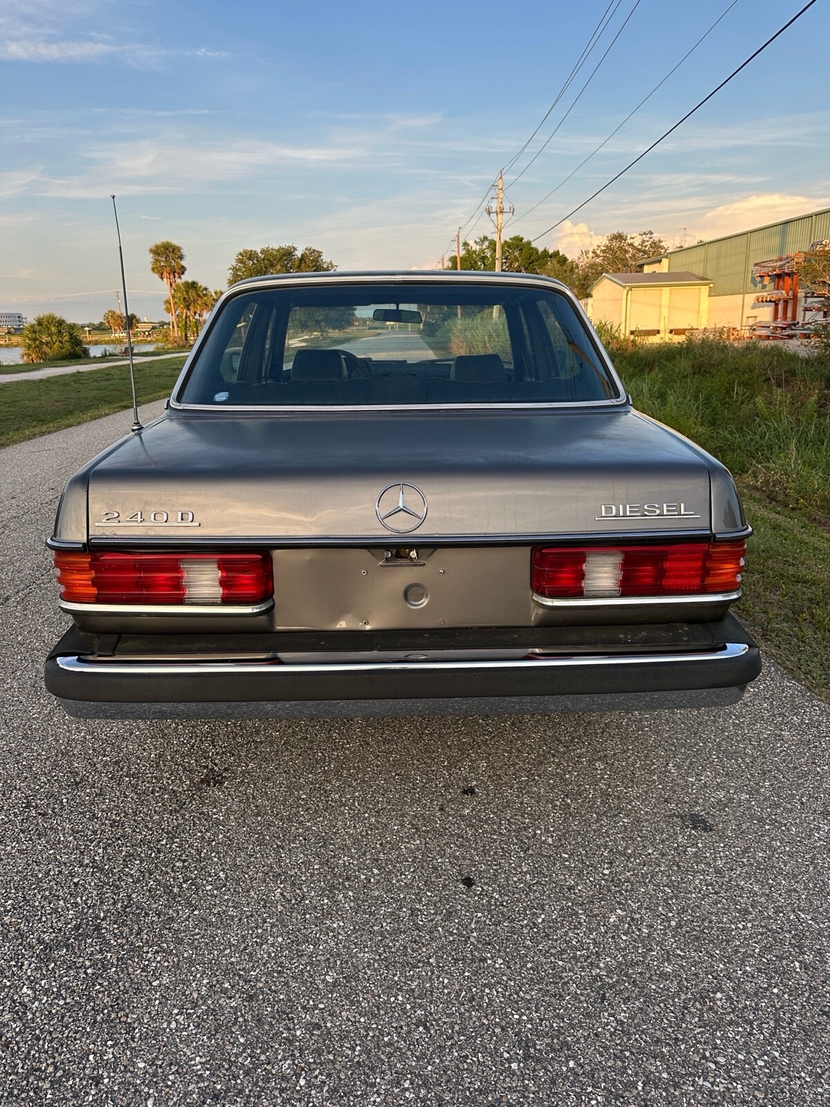 Mercedes-Benz-240D-1983-Sedan-4