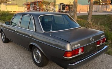 Mercedes-Benz-240D-1983-Sedan-5