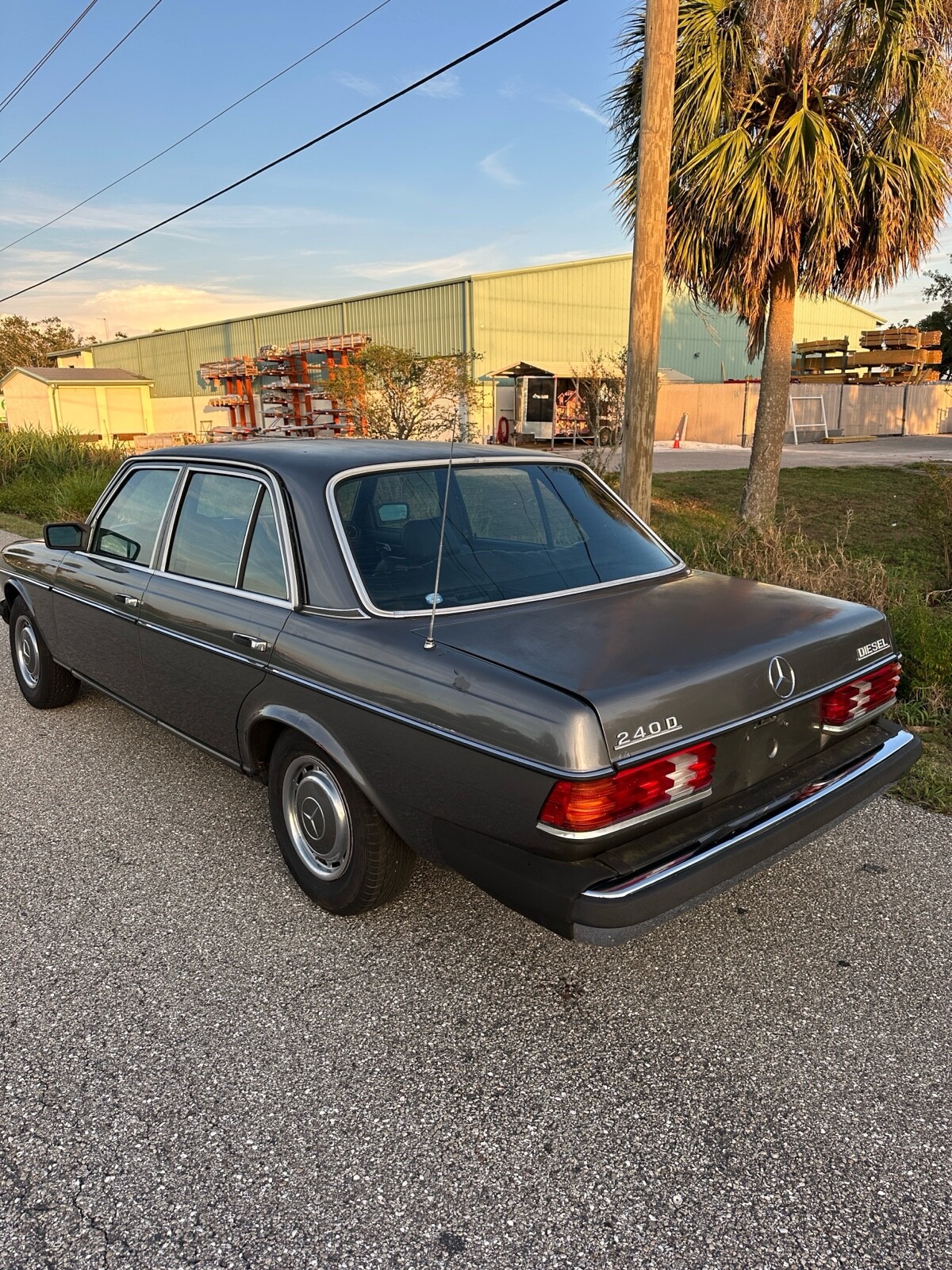 Mercedes-Benz-240D-1983-Sedan-5