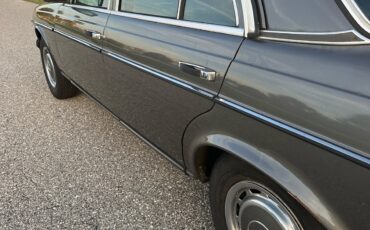 Mercedes-Benz-240D-1983-Sedan-6