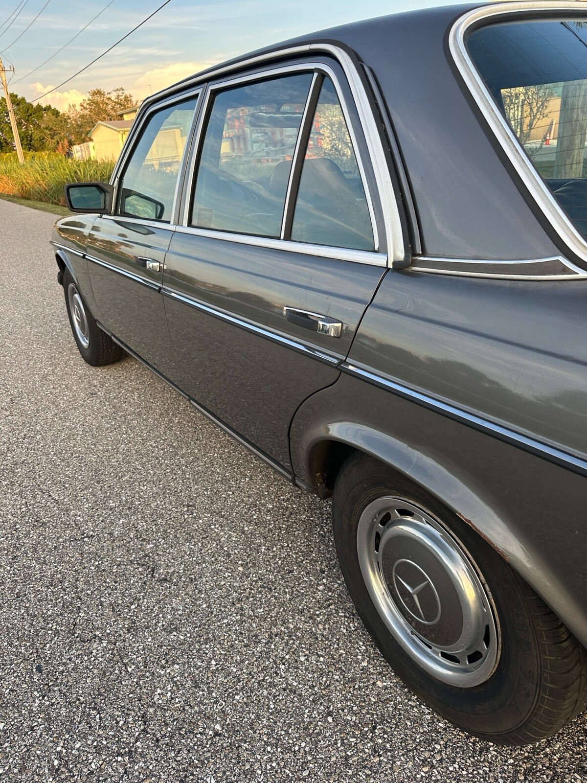 Mercedes-Benz-240D-1983-Sedan-6