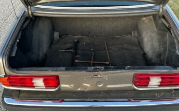 Mercedes-Benz-240D-1983-Sedan-7