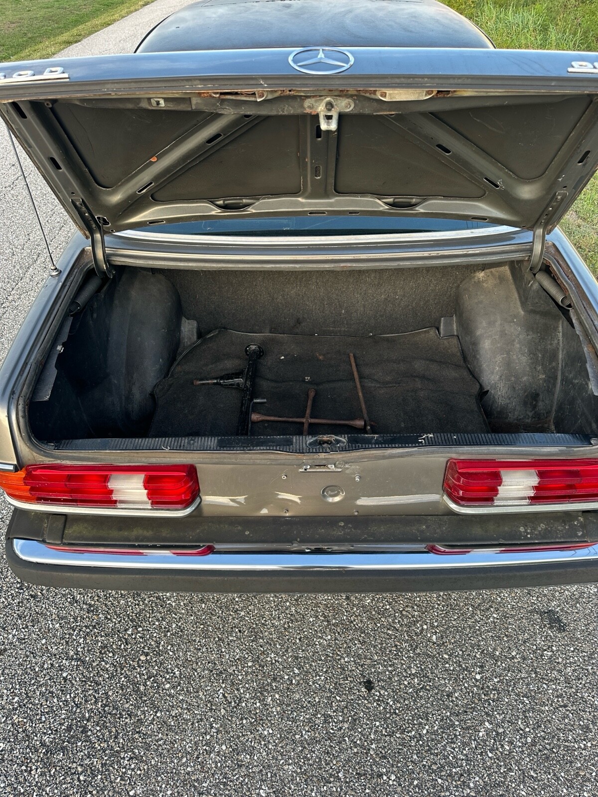 Mercedes-Benz-240D-1983-Sedan-7