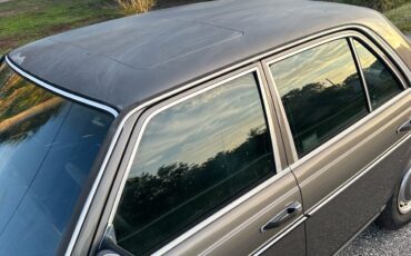 Mercedes-Benz-240D-1983-Sedan-8