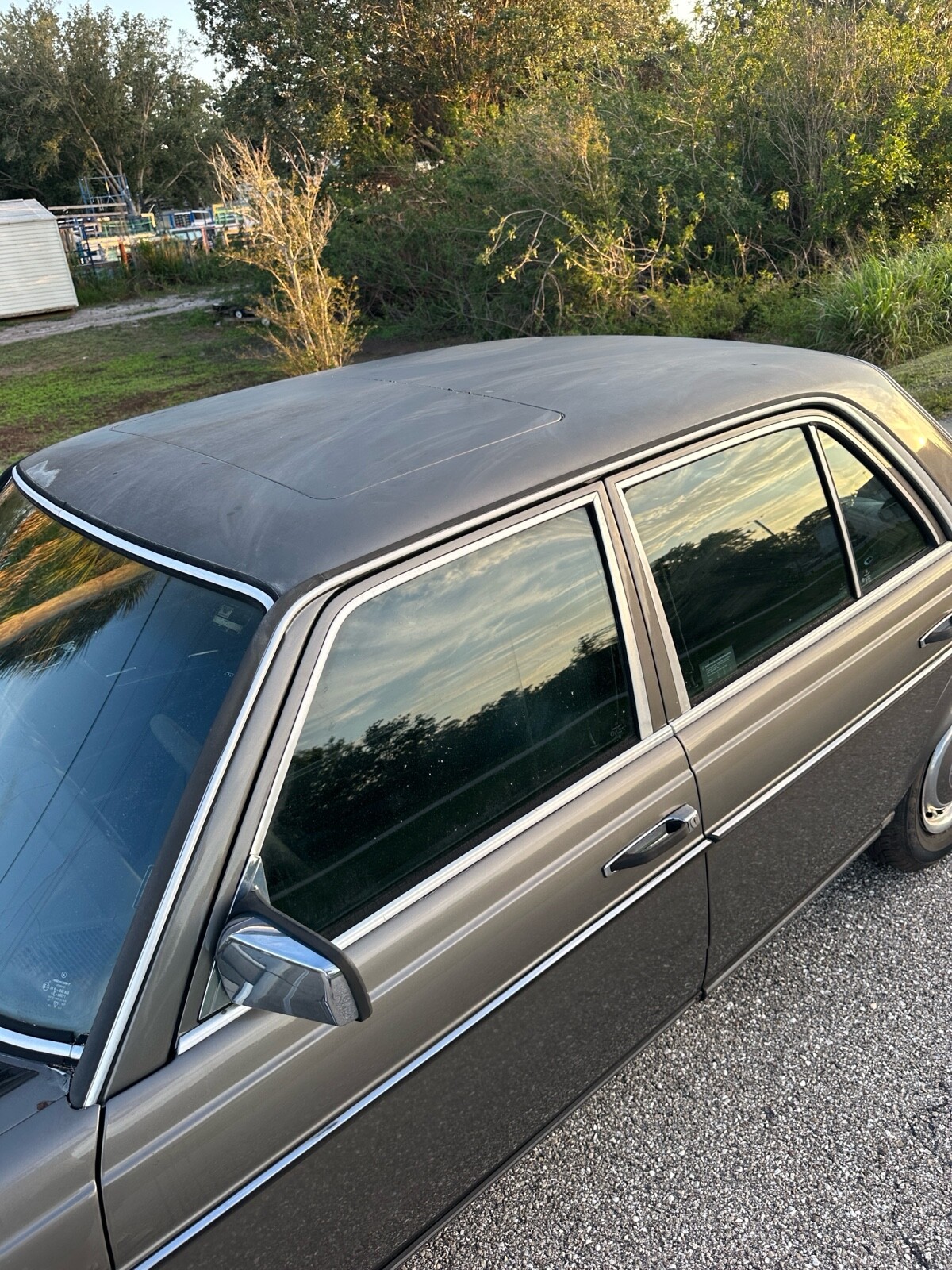 Mercedes-Benz-240D-1983-Sedan-8