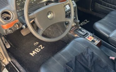Mercedes-Benz-240D-1983-Sedan-9