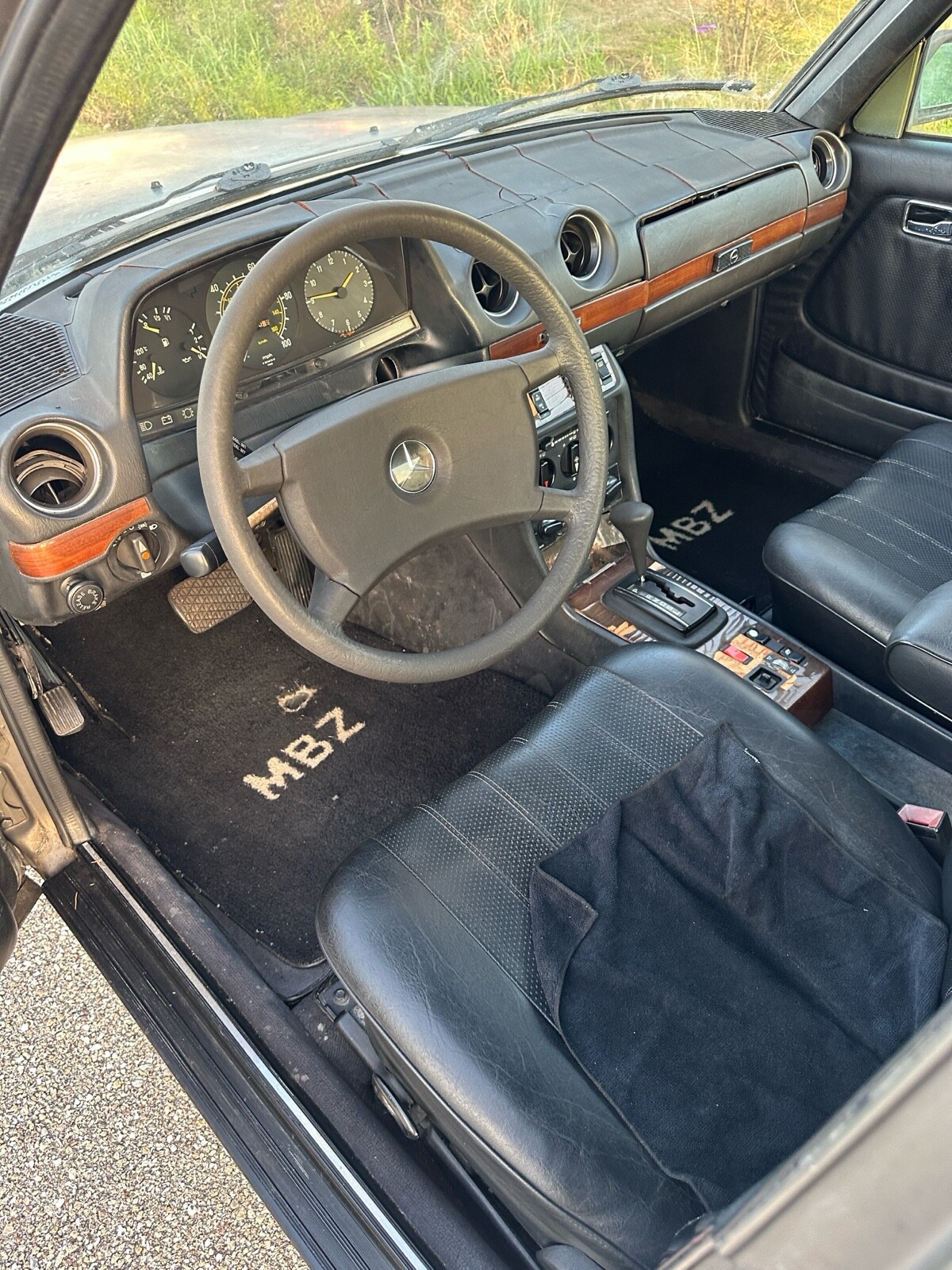 Mercedes-Benz-240D-1983-Sedan-9