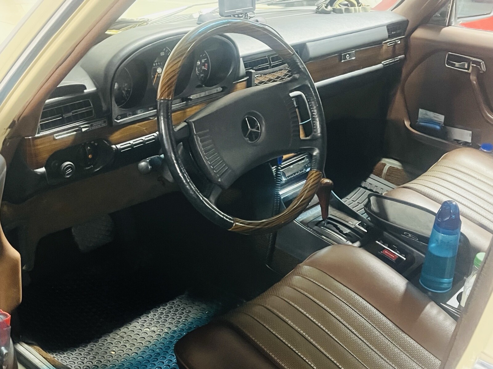Mercedes-Benz-280-SE-1977-Sedan-10