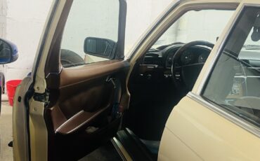Mercedes-Benz-280-SE-1977-Sedan-11