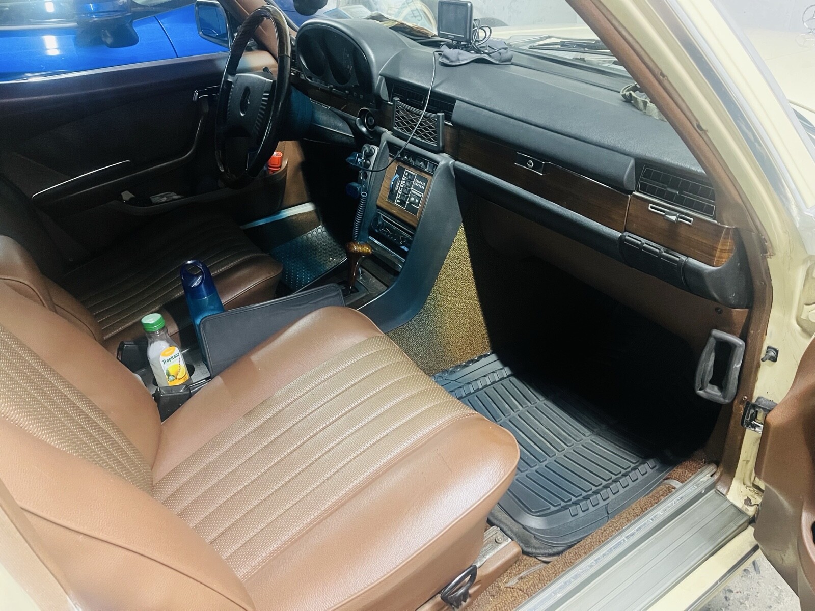 Mercedes-Benz-280-SE-1977-Sedan-13