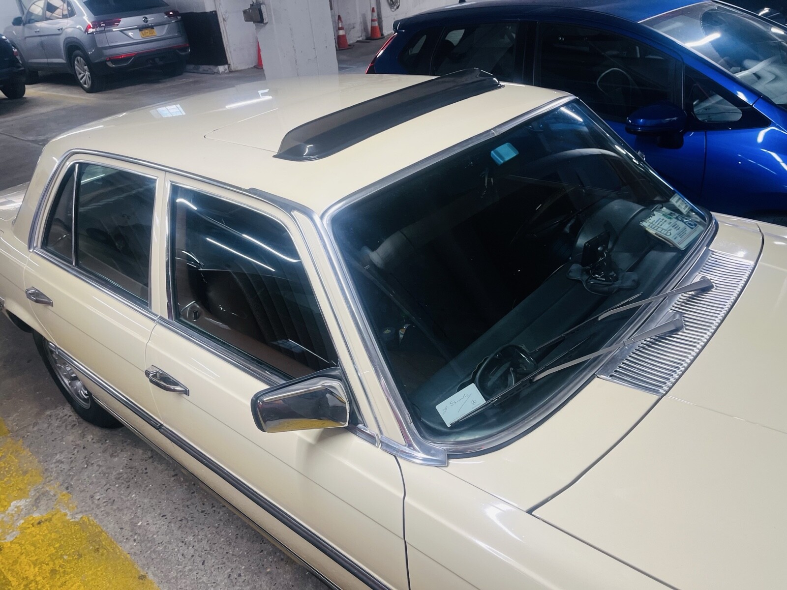 Mercedes-Benz-280-SE-1977-Sedan-3