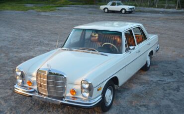 Mercedes-Benz-280SE-1970-Sedan