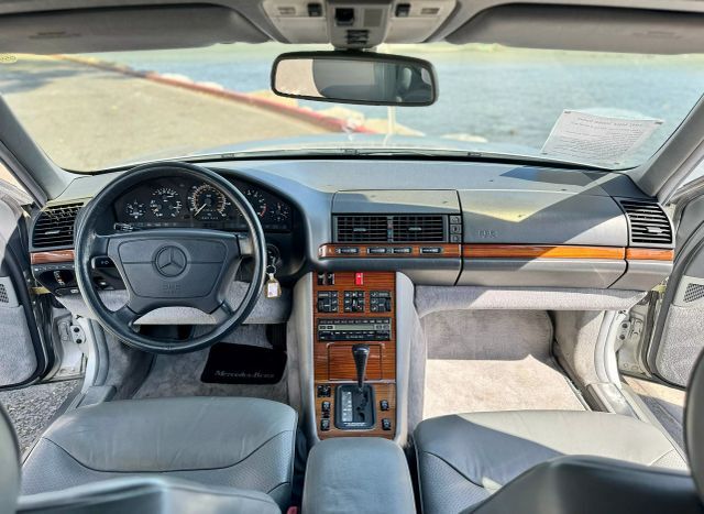 Mercedes-Benz-300-SE-1992-Sedan-23