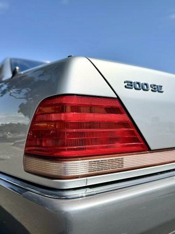 Mercedes-Benz-300-SE-1992-Sedan-7