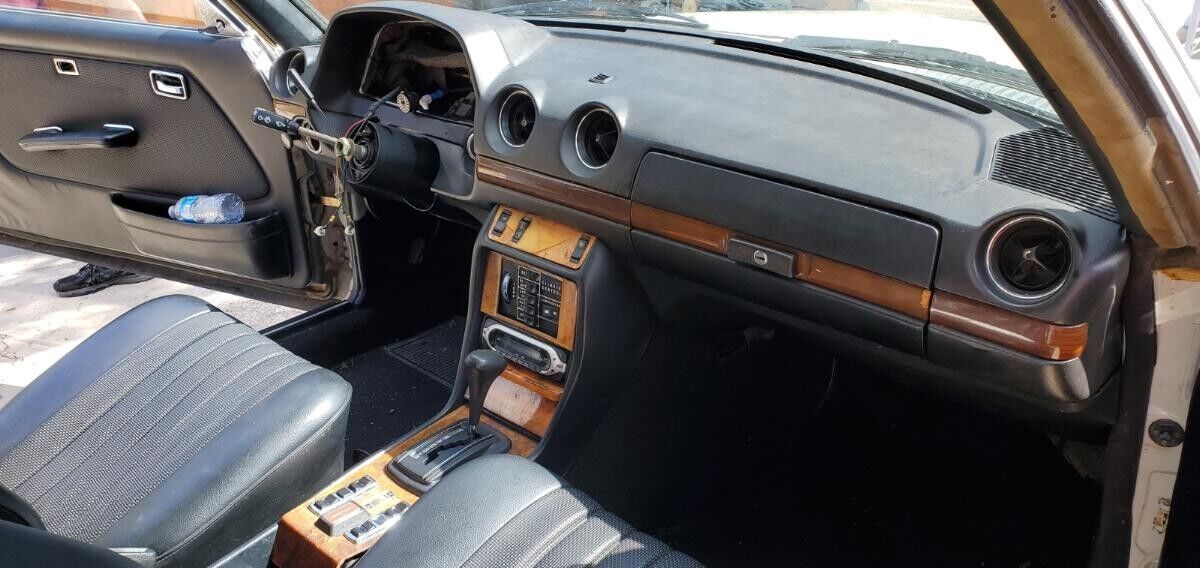 Mercedes-Benz-300-Series-1978-Coupe-11