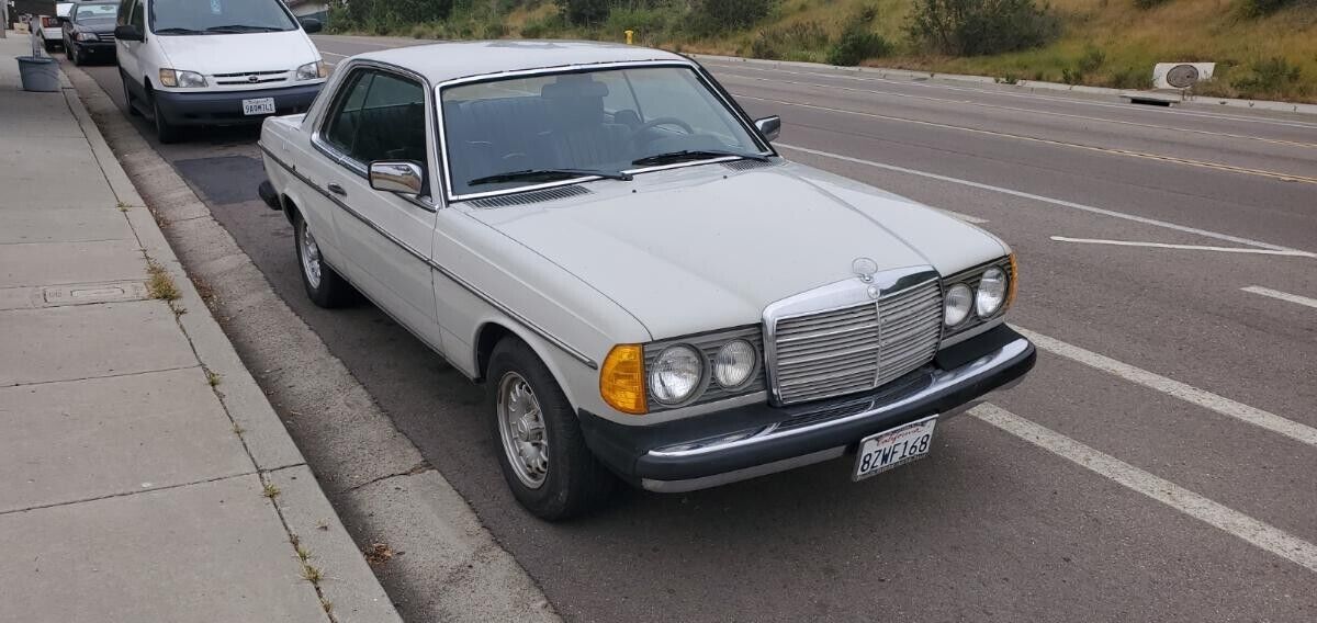 Mercedes-Benz-300-Series-1978-Coupe-14