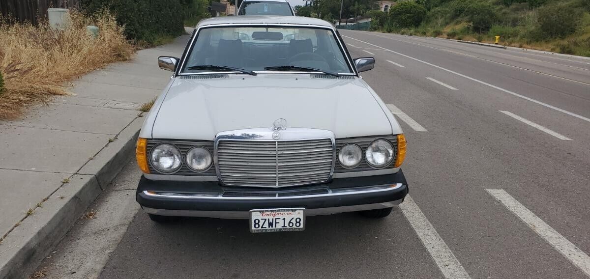 Mercedes-Benz-300-Series-1978-Coupe-15