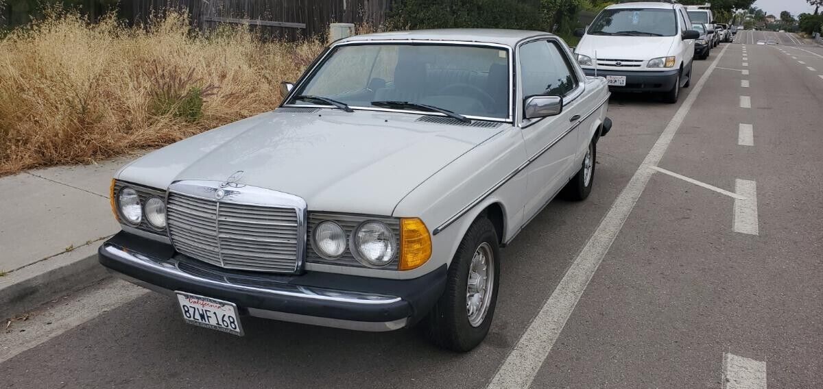 Mercedes-Benz-300-Series-1978-Coupe-16