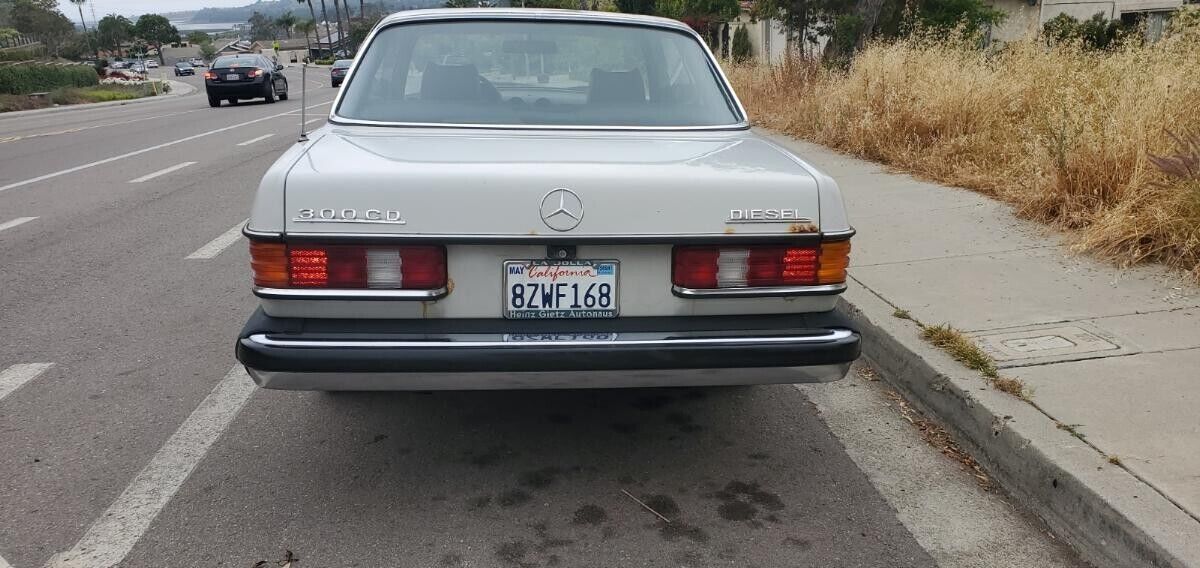Mercedes-Benz-300-Series-1978-Coupe-2