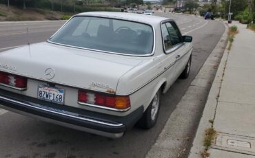 Mercedes-Benz-300-Series-1978-Coupe-3