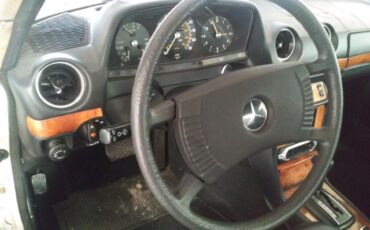 Mercedes-Benz-300-Series-1978-Coupe-7