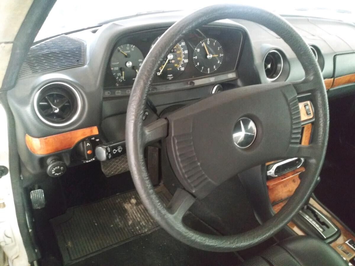 Mercedes-Benz-300-Series-1978-Coupe-7