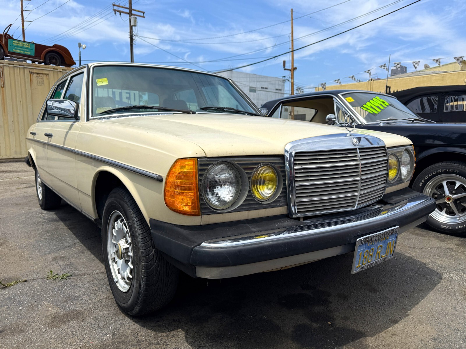 Mercedes-Benz 300-Series 1982 Sedan