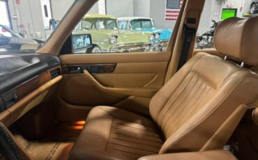 Mercedes-Benz-300-Series-1986-4-Door-Sedan-11