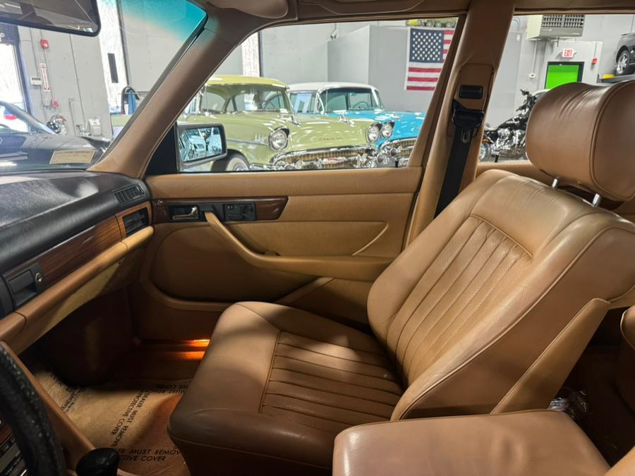 Mercedes-Benz-300-Series-1986-4-Door-Sedan-11