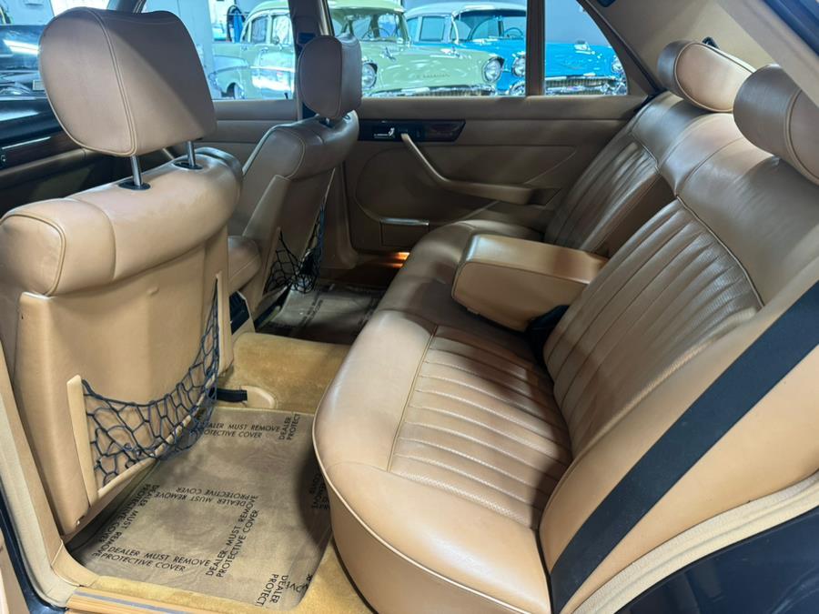 Mercedes-Benz-300-Series-1986-4-Door-Sedan-12