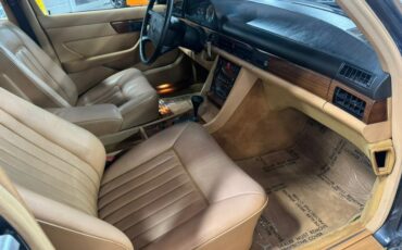 Mercedes-Benz-300-Series-1986-4-Door-Sedan-14