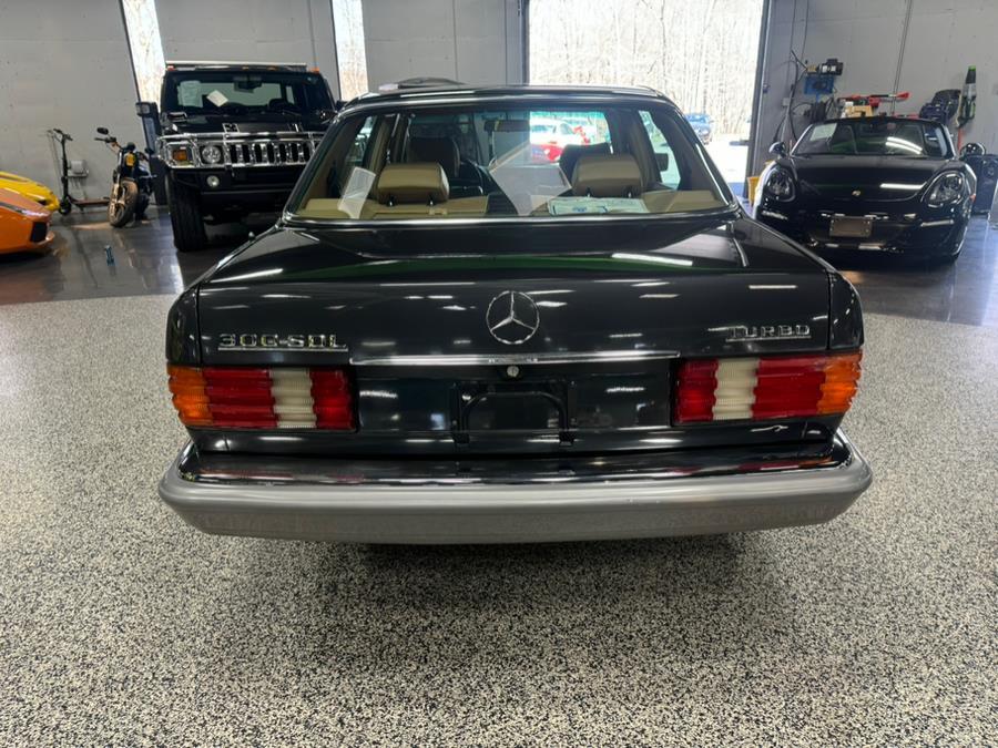 Mercedes-Benz-300-Series-1986-4-Door-Sedan-2