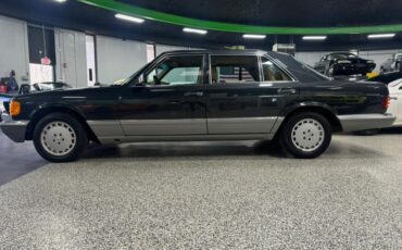 Mercedes-Benz-300-Series-1986-4-Door-Sedan-5
