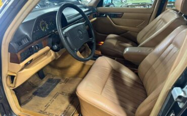 Mercedes-Benz-300-Series-1986-4-Door-Sedan-8