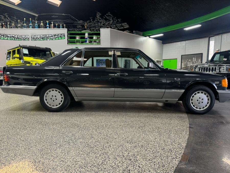 Mercedes-Benz-300-Series-1986-4-Door-Sedan
