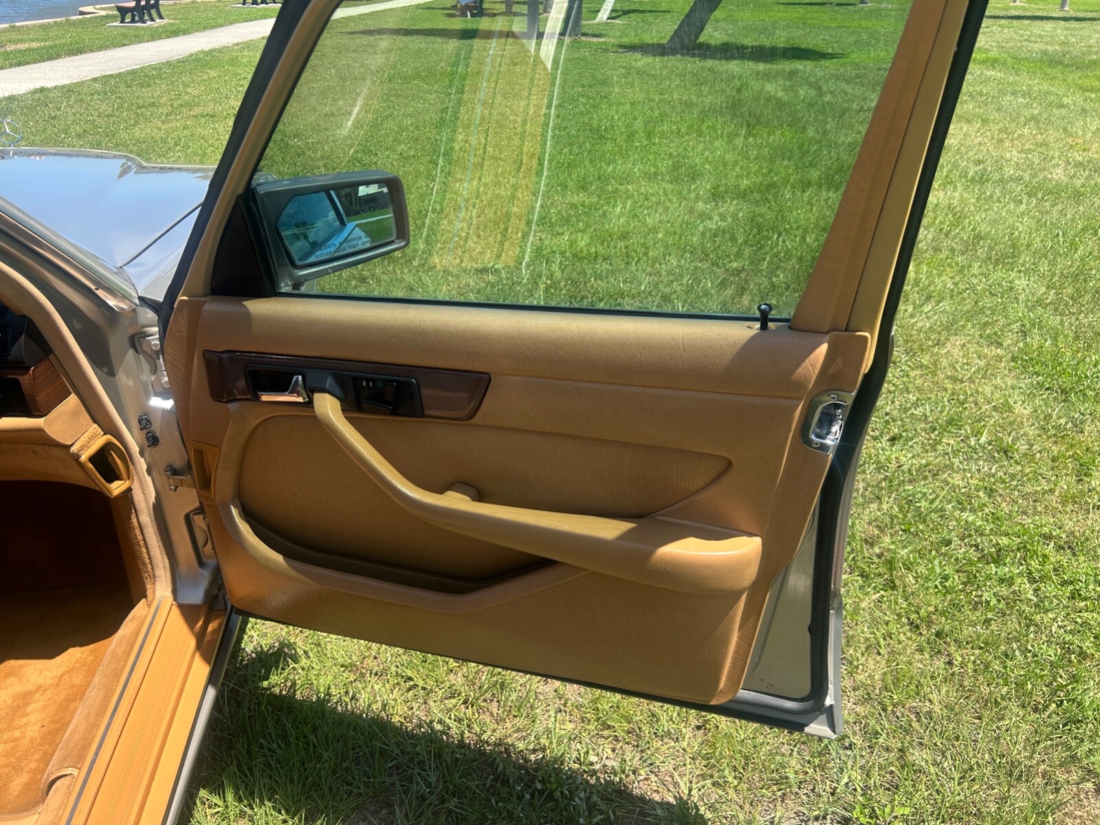 Mercedes-Benz-300-Series-1986-Sedan-13