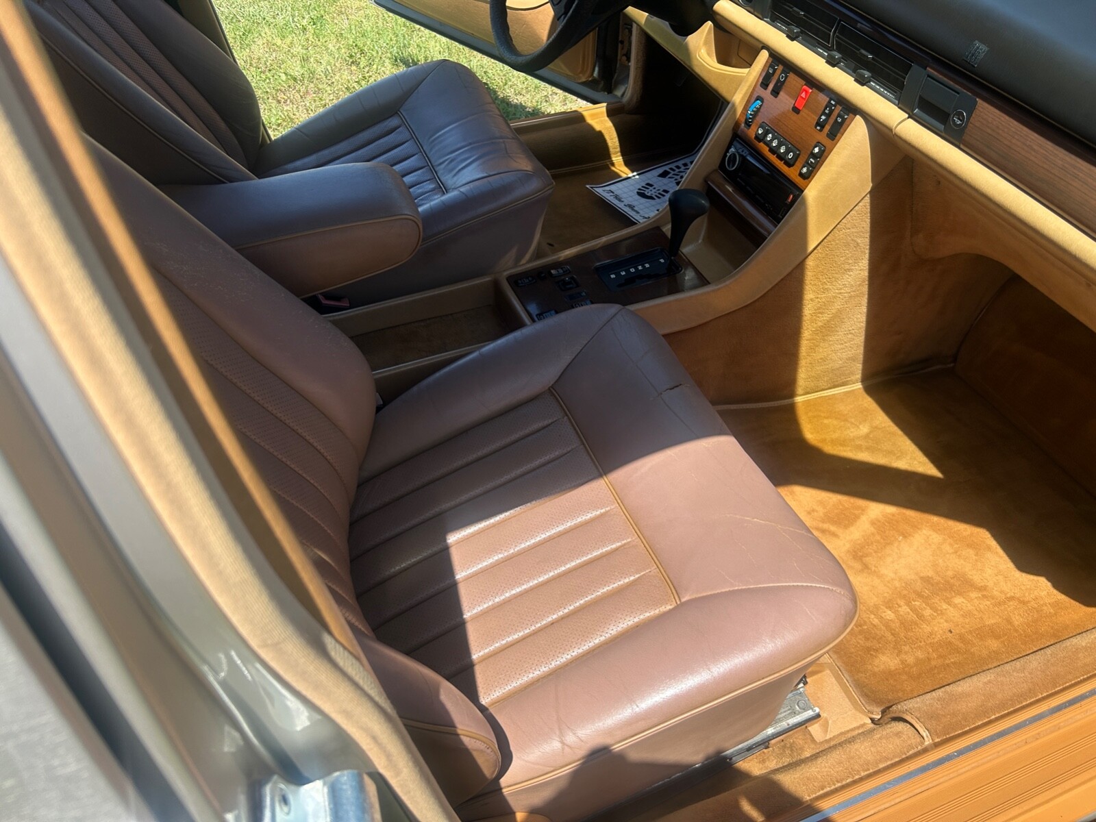 Mercedes-Benz-300-Series-1986-Sedan-14