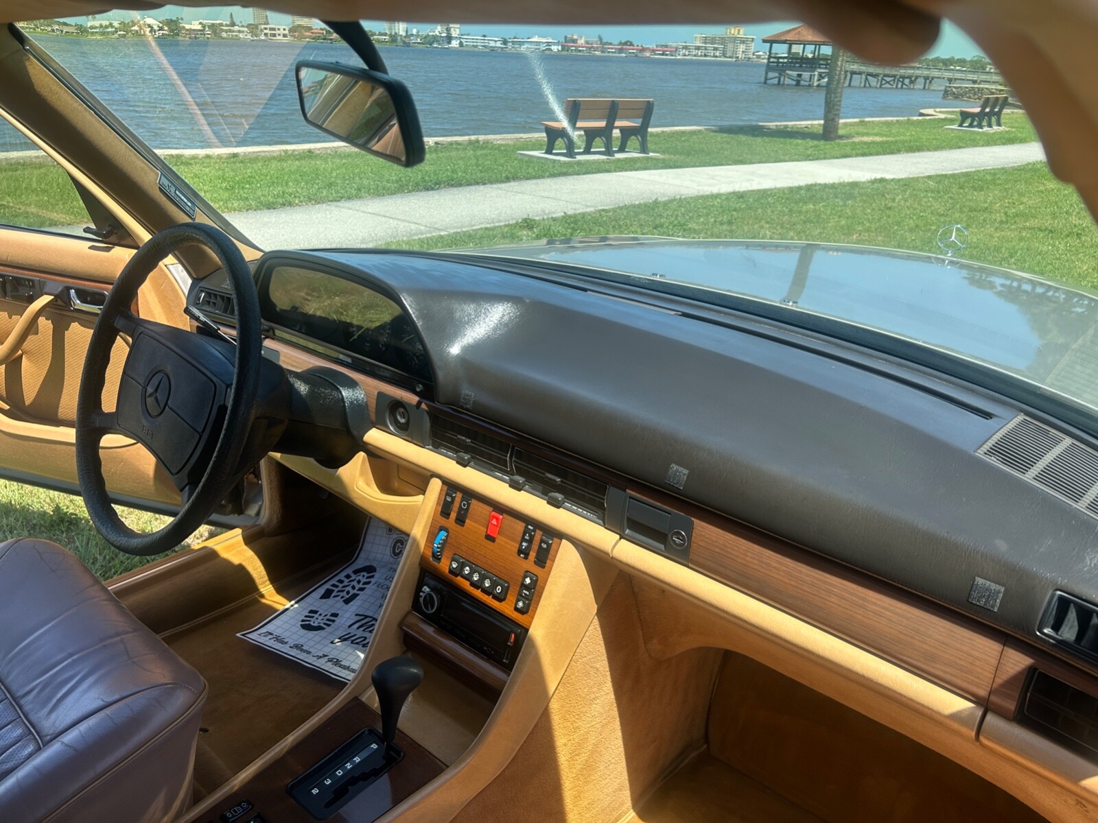 Mercedes-Benz-300-Series-1986-Sedan-15