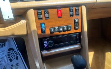 Mercedes-Benz-300-Series-1986-Sedan-18