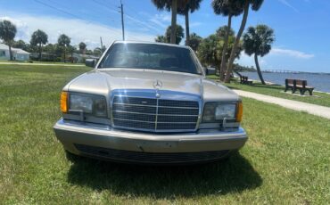 Mercedes-Benz-300-Series-1986-Sedan-2