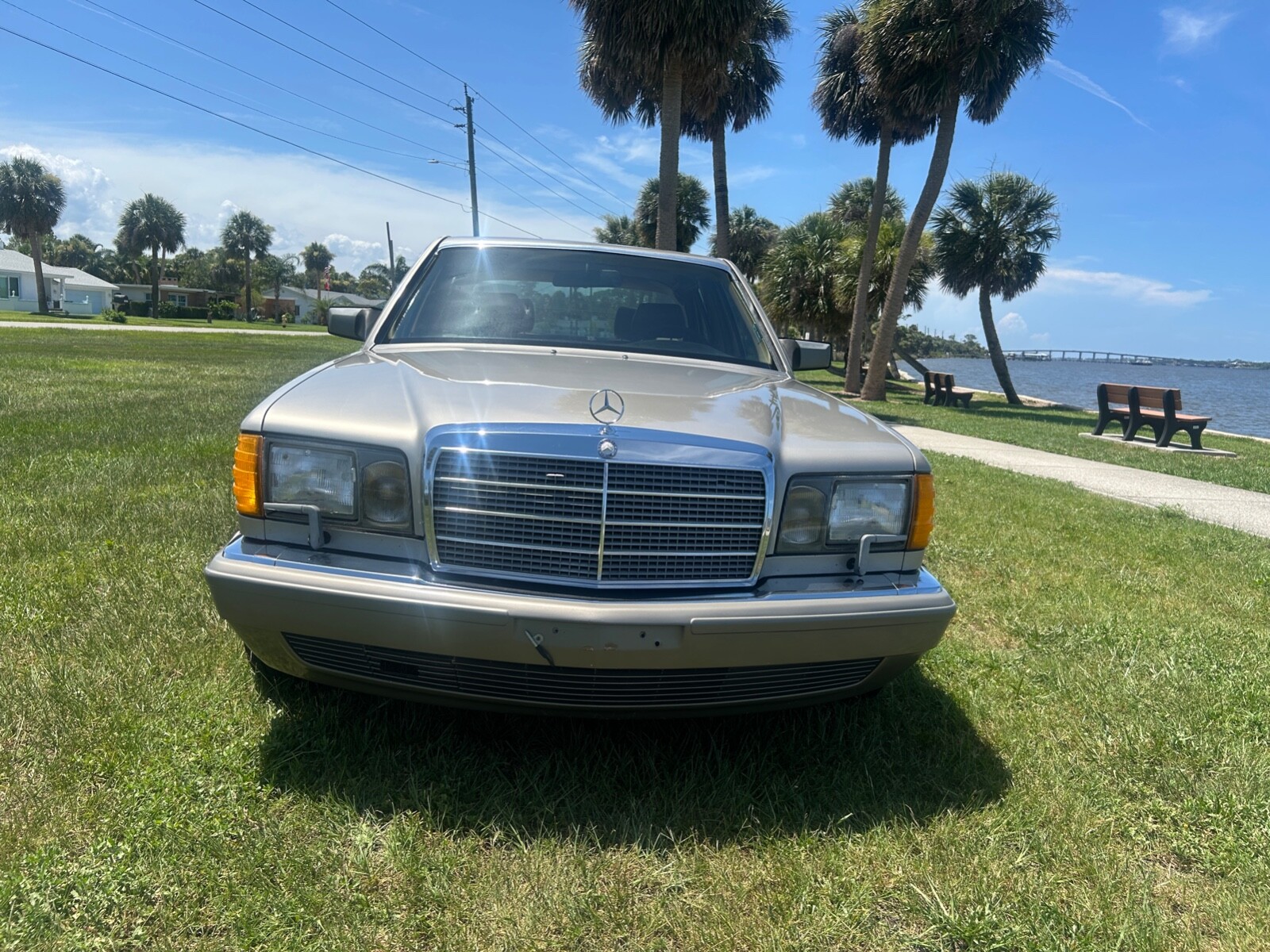 Mercedes-Benz-300-Series-1986-Sedan-2