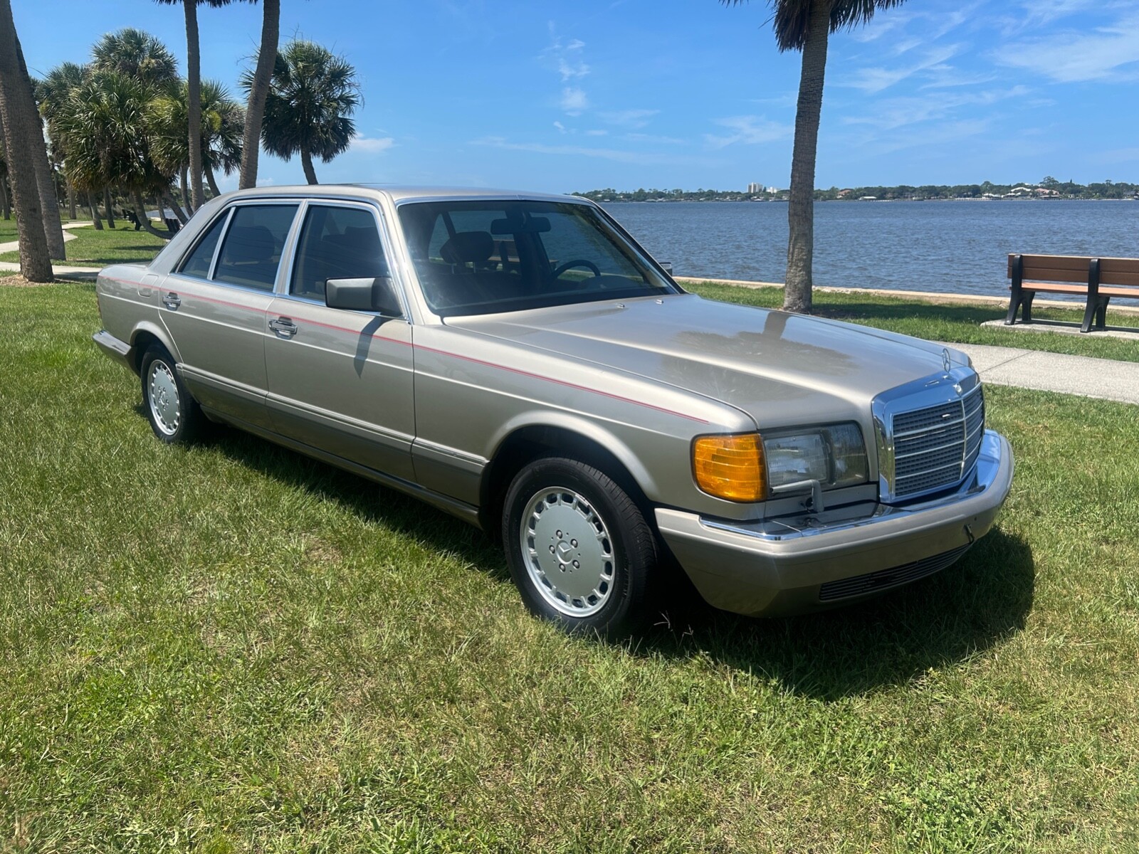 Mercedes-Benz-300-Series-1986-Sedan-3