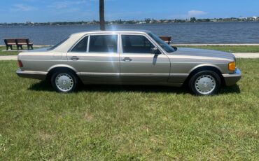 Mercedes-Benz-300-Series-1986-Sedan-4