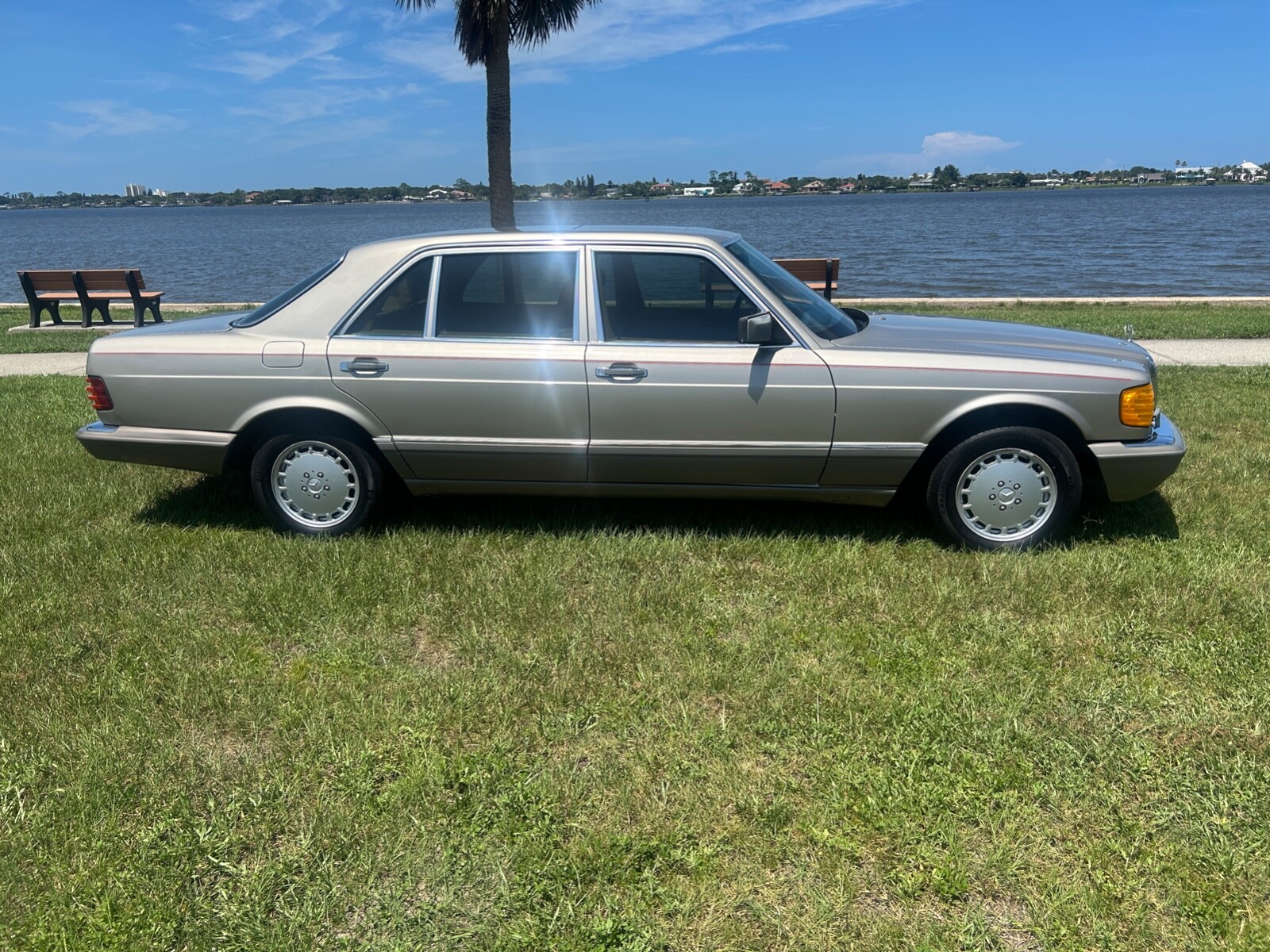 Mercedes-Benz-300-Series-1986-Sedan-4