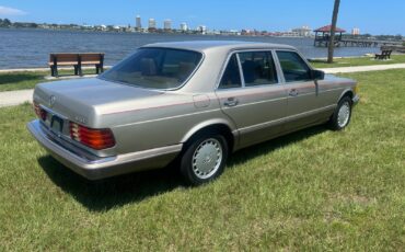 Mercedes-Benz-300-Series-1986-Sedan-5