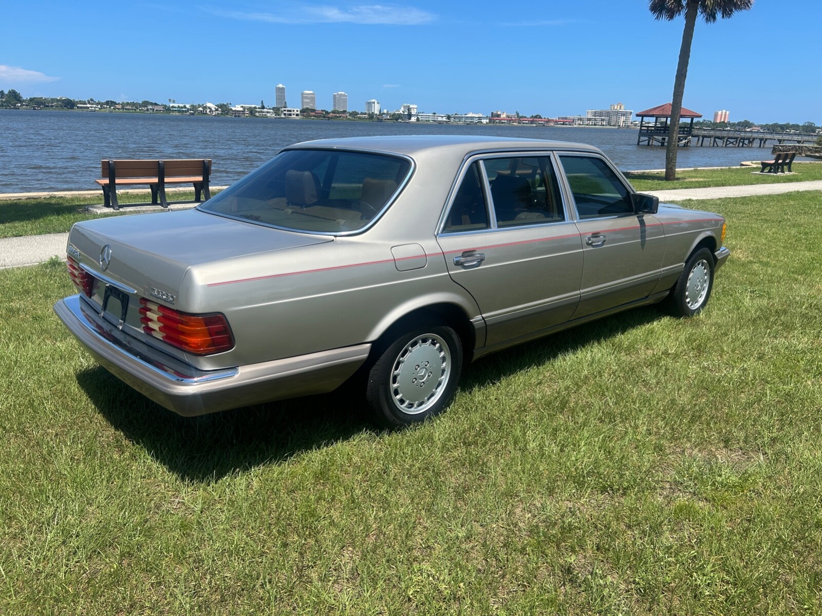 Mercedes-Benz-300-Series-1986-Sedan-5