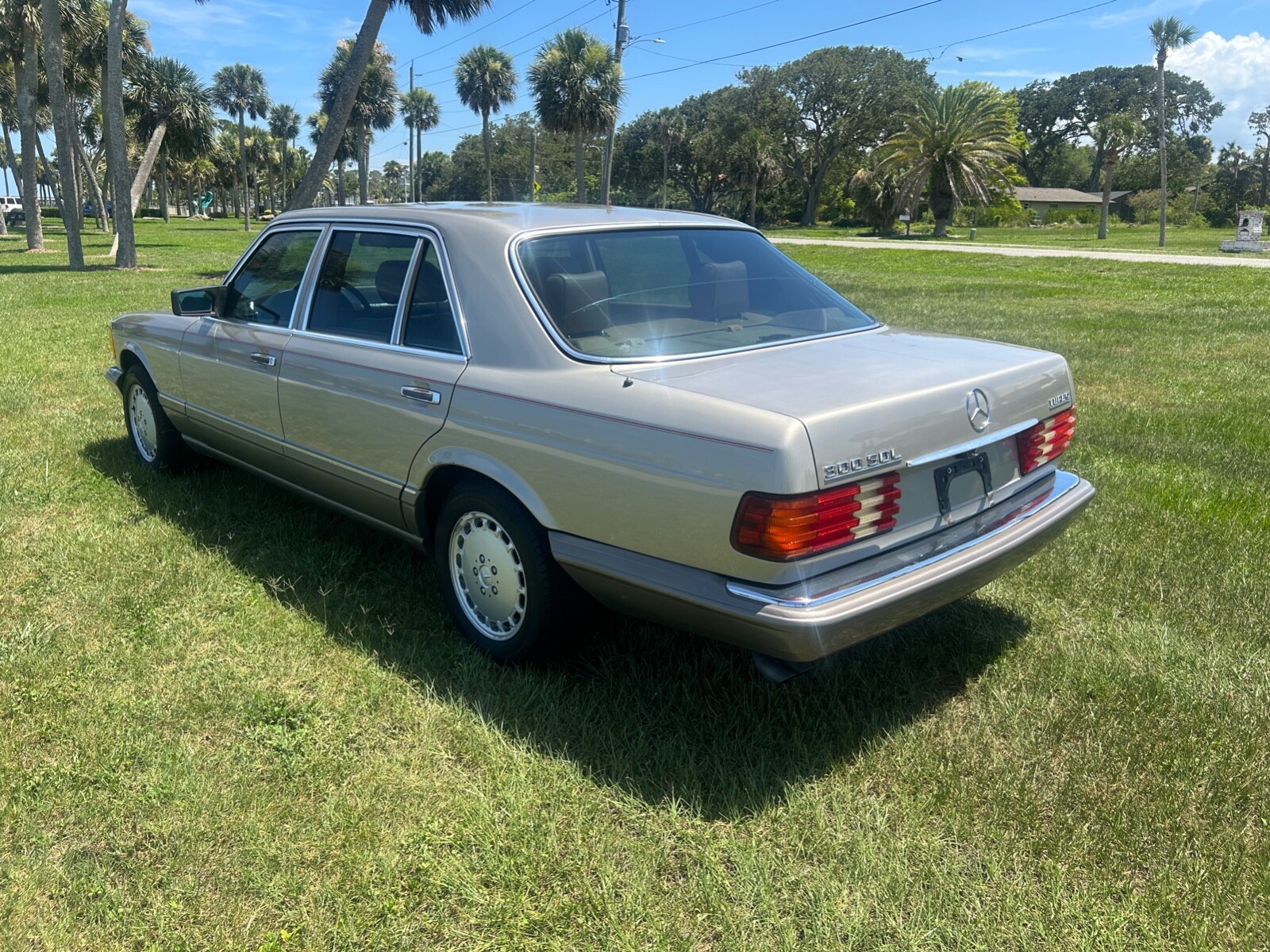 Mercedes-Benz-300-Series-1986-Sedan-7